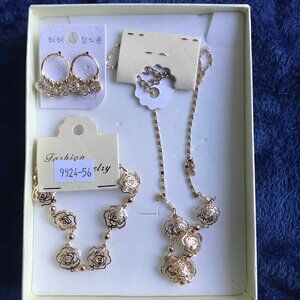 NWT Elegant gold-tone Floral Crystal jewelry set - necklace, bracelet, e…